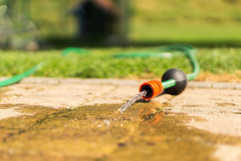 Vinegar yard, a cleaning product for the garden